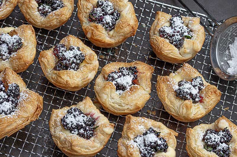 Knusprige Brombeertörtchen mit Vanillepudding