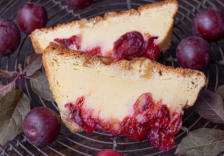 Frischkäsekuchen-Kirschpflaumen-aufgeschnitten