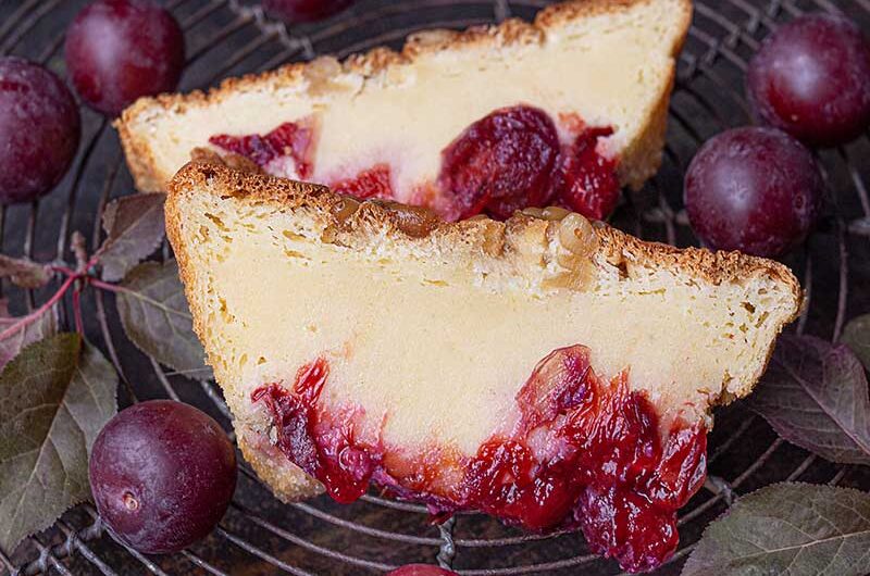 Frischkäsekuchen-Kirschpflaumen-aufgeschnitten