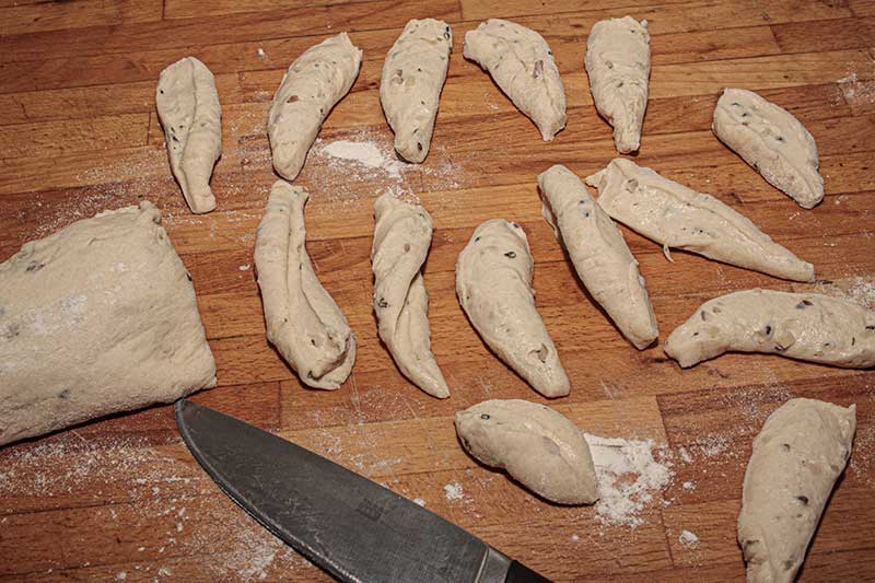 Grissini-Teig-geschnitten