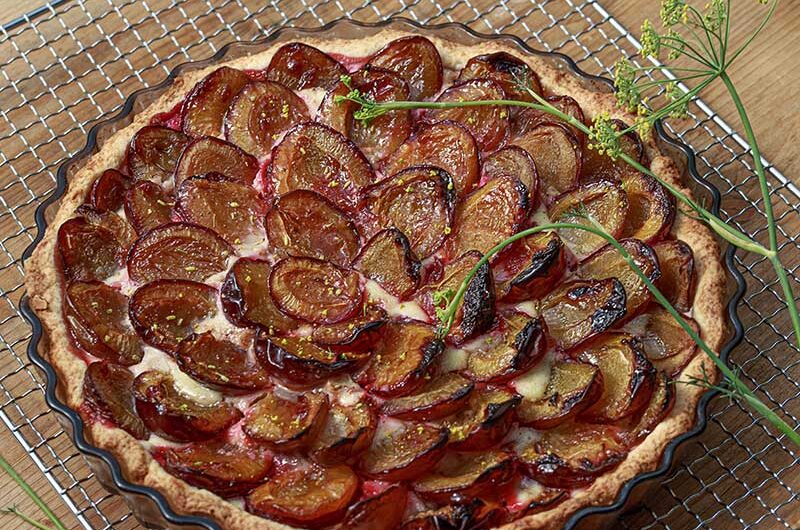 Zwetschenkuchen mit Fenchelfrüchten und Cremefüllung