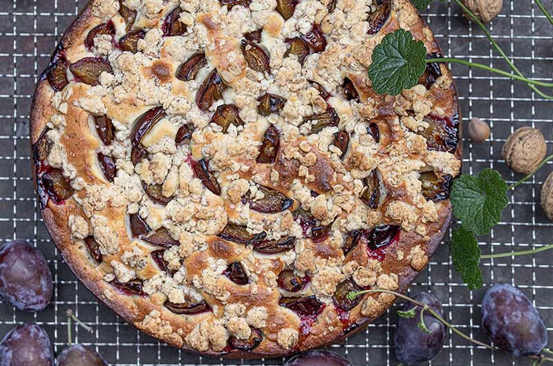 Rührkuchen mit Zwetschgen, Nüssen, Gundermann und Kornflockenstreusel