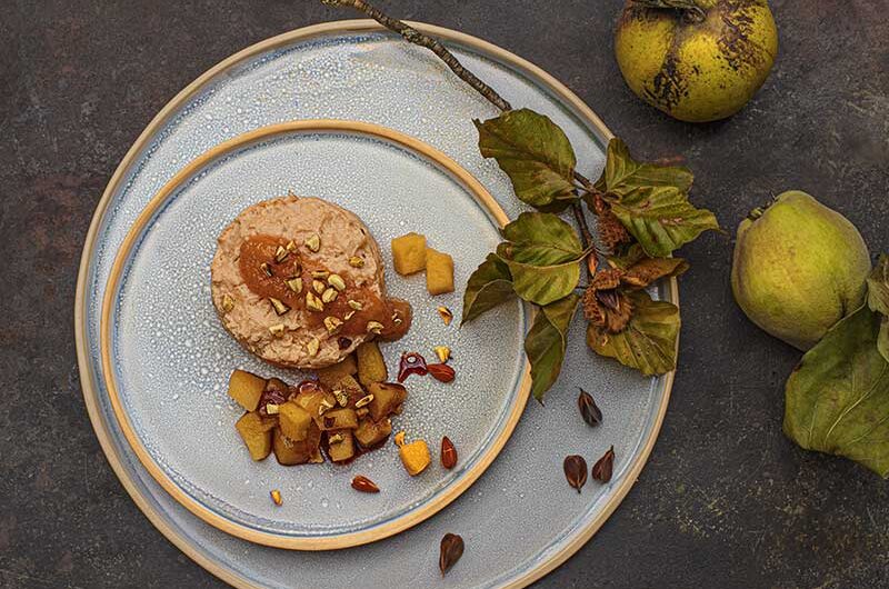 Quittenmousse mit Quittenpüree, karamellisierten Quitten und Bucheckern