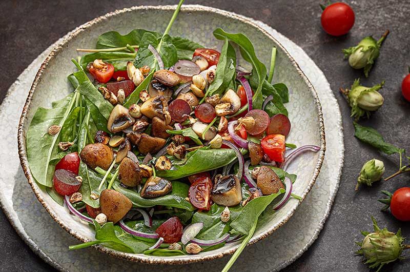 Sauerampfersalat mit frischen Haselnüssen