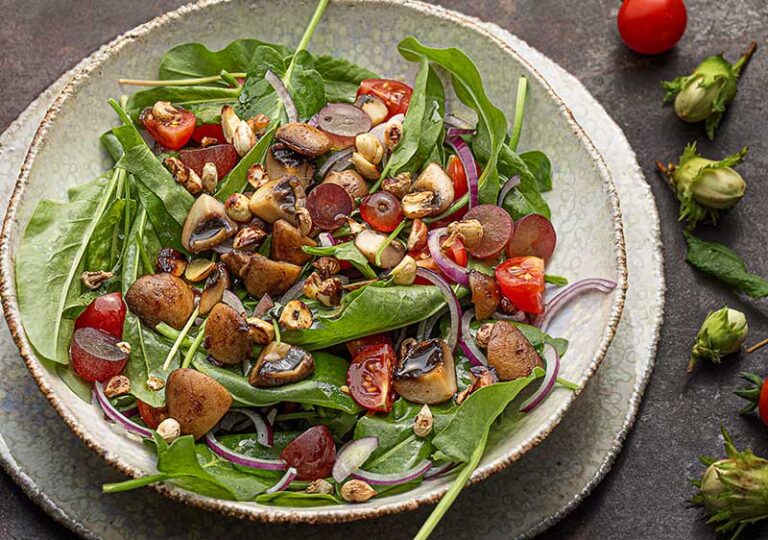 Sauerampfersalat-makro-Haselnüsse