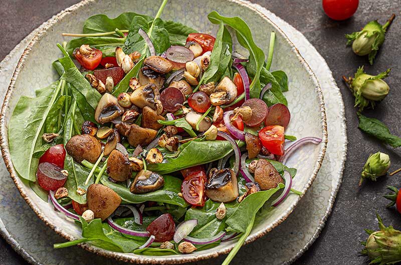 Sauerampfersalat-makro-Haselnüsse