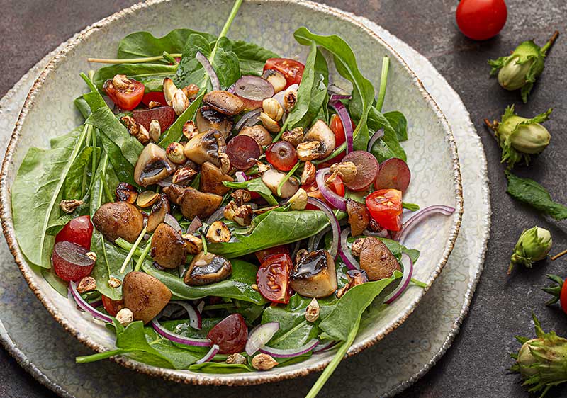 Sauerampfersalat mit frischen Haselnüssen | kochlust