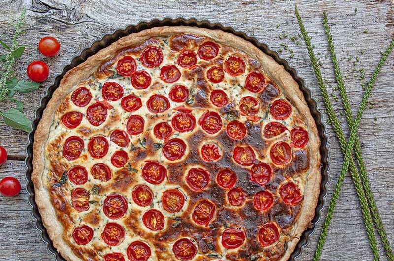 Tomatenquiche mit Ackermelde und Breitwegerichfrüchten