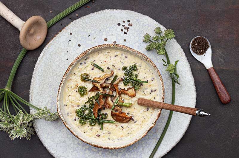 Knusprige Kartoffelsuppe mit Rosenkohl und Wildkräutersamen