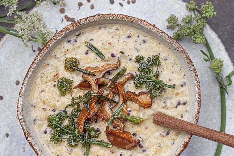 Kartoffelsuppe mit Rosenkohl und Wildkräutersamen