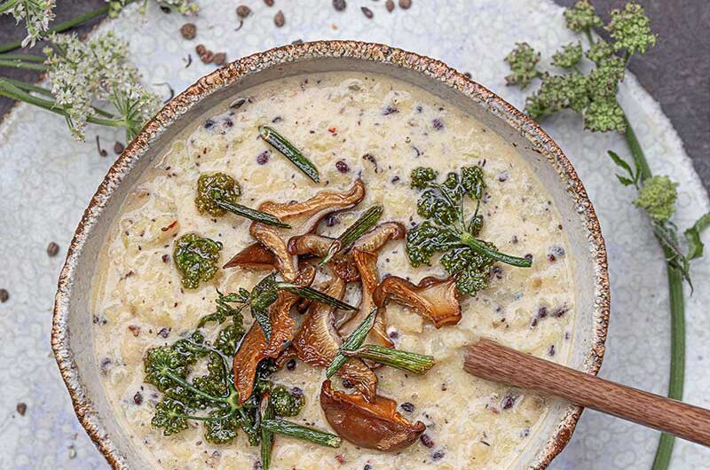 Kartoffelsuppe mit Rosenkohl und Wildkräutersamen
