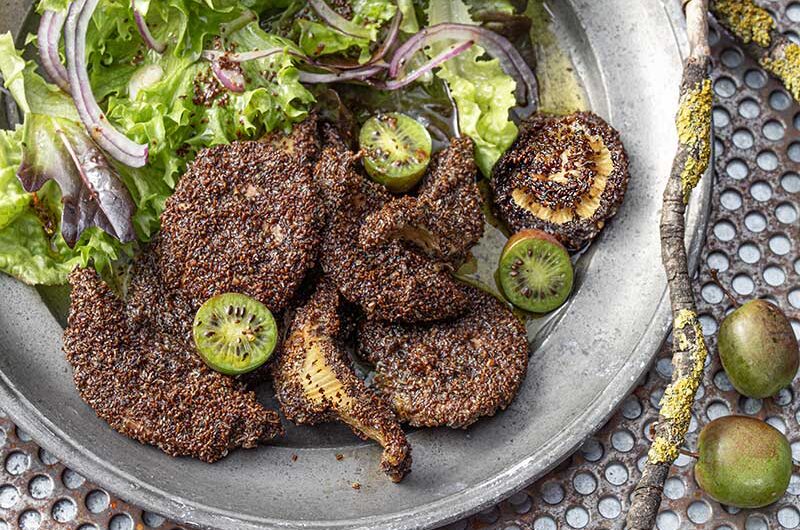 Mönchsköpfe mit einer Panade aus Breitwegerichsamen