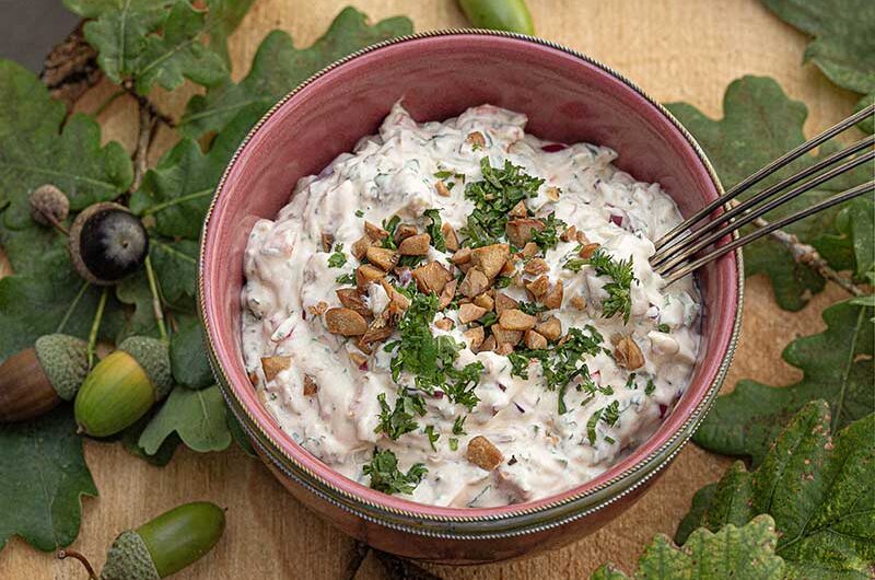 Wildkräuterquark mit gerösteten Eicheln