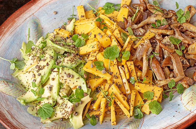 Herbstsalat mit Avocado, Butternusskürbis, Mönchskopfpilzen und Breitwegerichsamen