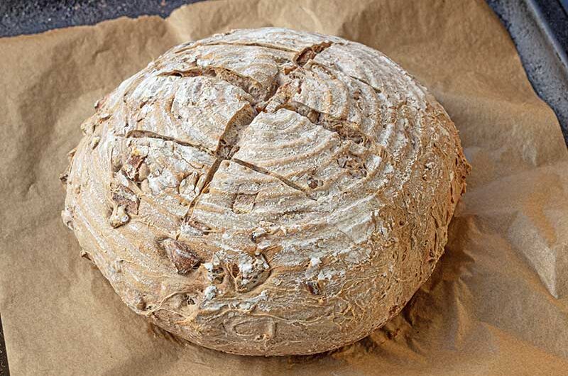 Weizensauerteigbrot mit Eicheln und Quitten