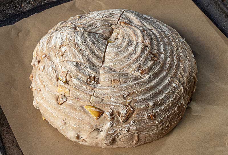 Weizensauerteigbrot mit Eicheln und Quitten – Teig gegangen