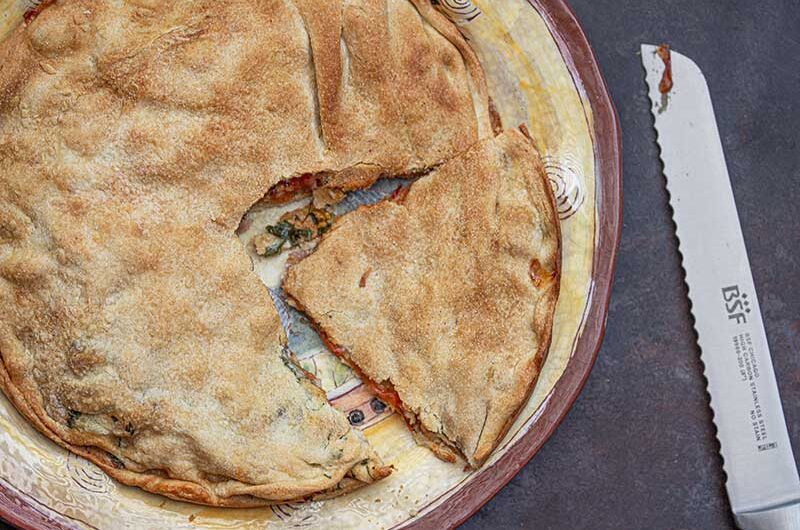 Gefüllter Teigfladen mit Tomaten, Mozarella und Wiesenkerbel