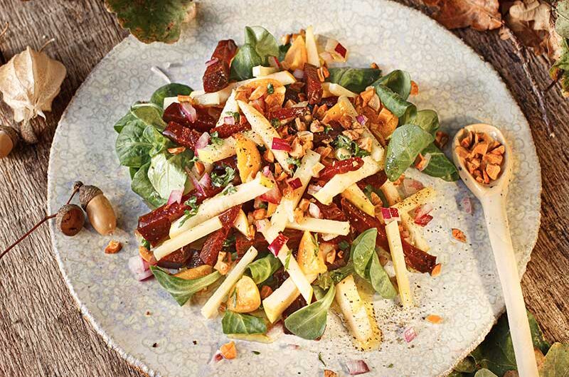 Rote-Bete-Salat mit Apfel, Physalis und gerösteten Eicheln