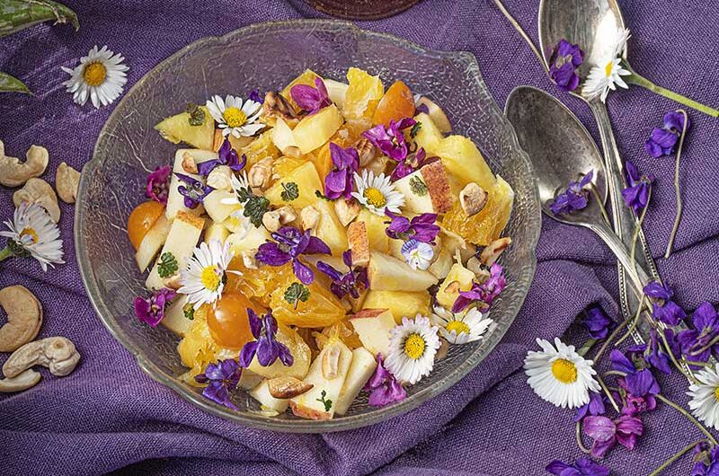 Obstsalat mit Veilchen