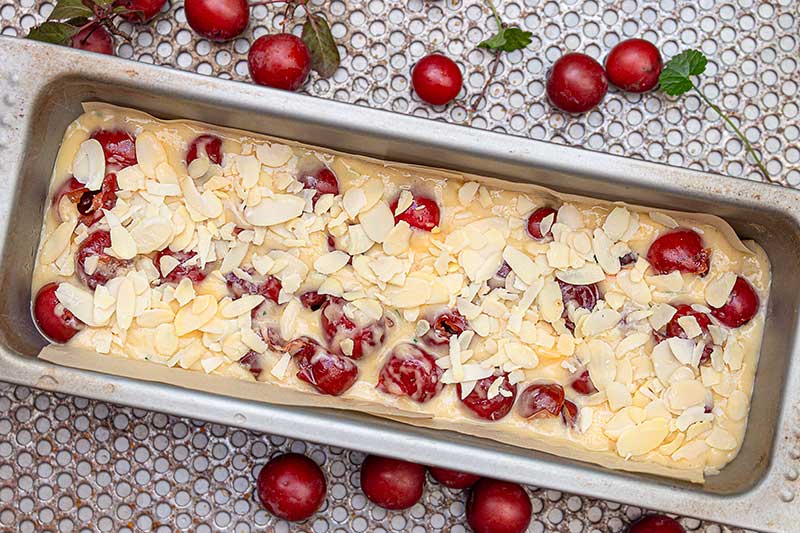 Kirschpflaumenrührkuchen-Mandeln