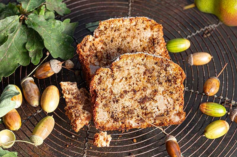Rührkuchen mit Eicheln und Birnen