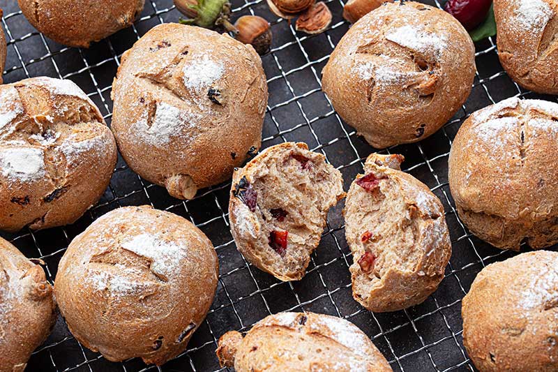 Sauerteigbrötchen-aufgebrochen